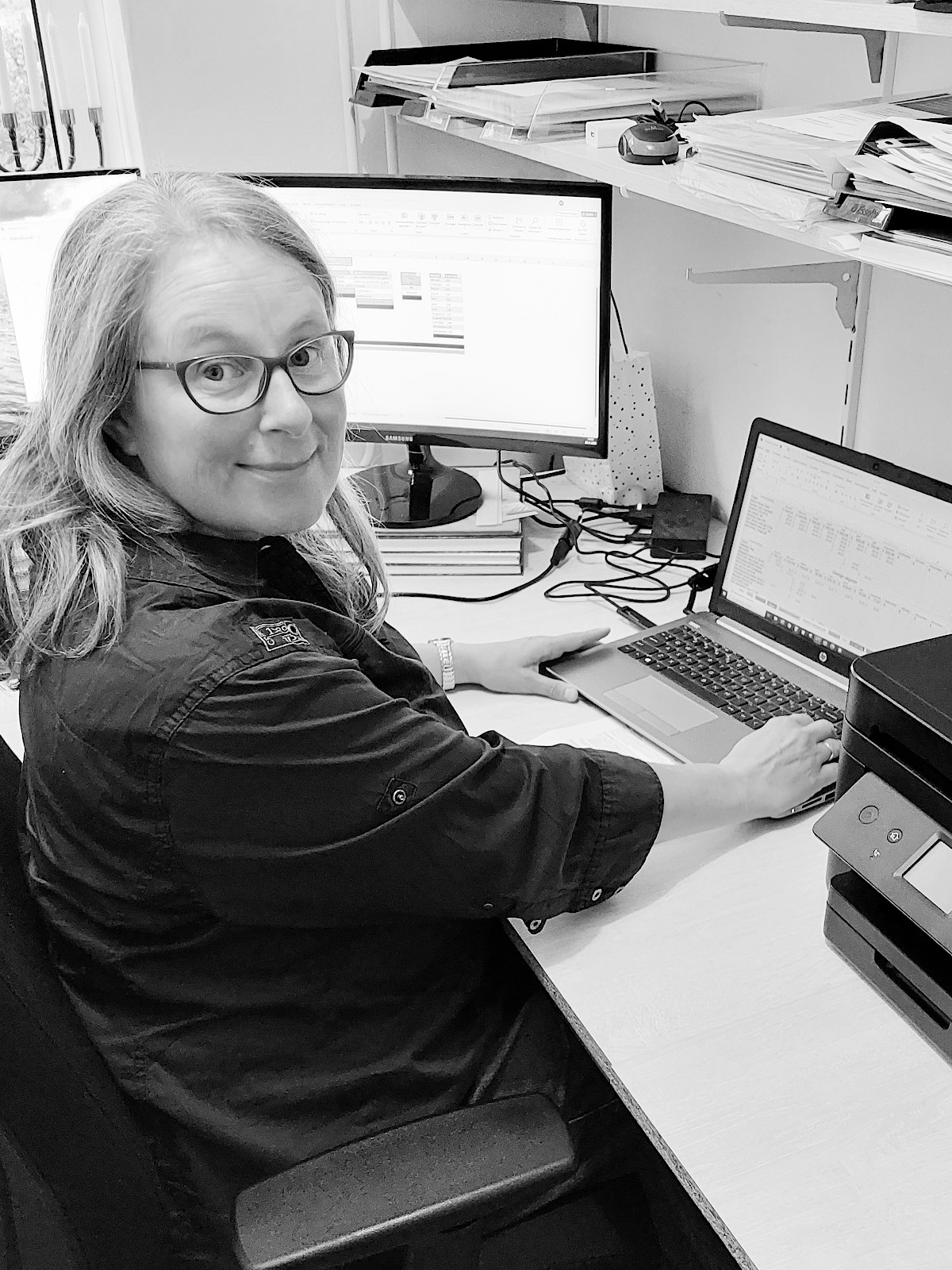 Hetty Abma achter computer